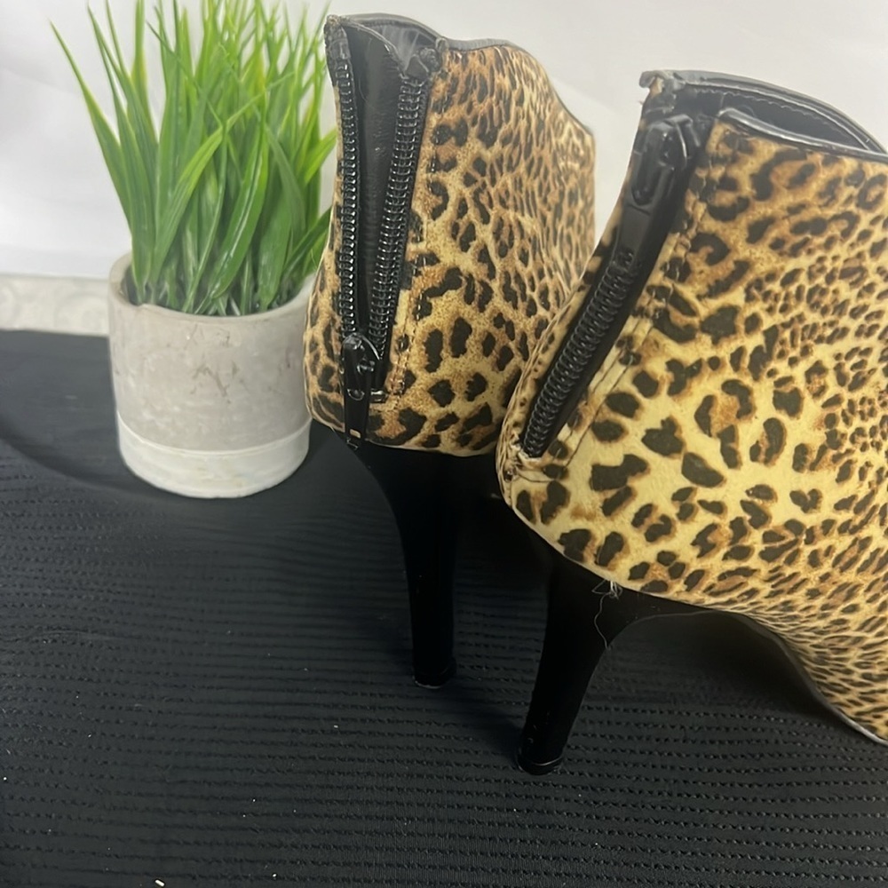 CARLOS SANTANA "Pizazz" Leopard Print Booties - Size 8 - Picture 4 of 7